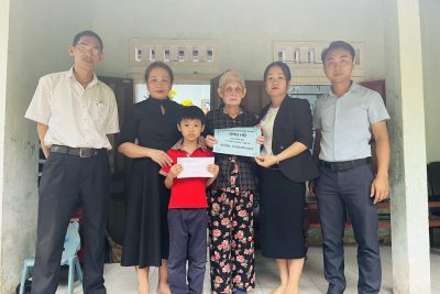 TRAO TIỀN ỦNG HỘ CHO GIA ĐÌNH EM VY NHẤT THIÊN HỌC SINH LỚP 2A TRAO TIỀN ỦNG HỘ CHO GIA ĐÌNH EM VY NHẤT THIÊN HỌC SINH LỚP 2A