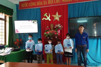 Trao quà tết cho học sinh Trao quà tết cho học sinh