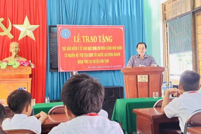 BẢO HIỂM XÃ HỘI TRAO TẶNG THẺ BHYT CHO HỌC SINH CÓ HOÀN CẢNH KHÓ KHĂN BẢO HIỂM XÃ HỘI TRAO TẶNG THẺ BHYT CHO HỌC SINH CÓ HOÀN CẢNH KHÓ KHĂN