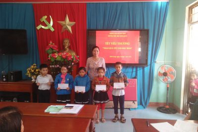 Trao quà tết cho học sinh Trao quà tết cho học sinh