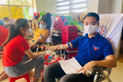 Cán bộ giáo viên tham gia hiến máu nhân đạo Cán bộ giáo viên tham gia hiến máu nhân đạo