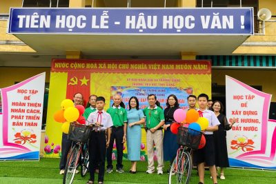 CÂU LẠC BỘ XE ĐẠP THIỆN TÂM QUẢNG NGÃI TRAO QUÀ CHO HỌC SINH CÓ HOÀN CẢNH KHÓ KHĂN