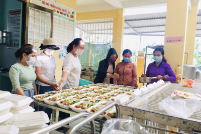 Tham gia nấu ăn cho khu cách ly Tham gia nấu ăn cho khu cách ly