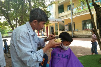 Hội Cựu chiến binh tổ chức “Hớt tóc miễn phí cho học sinh” Hội Cựu chiến binh tổ chức “Hớt tóc miễn phí cho học sinh”