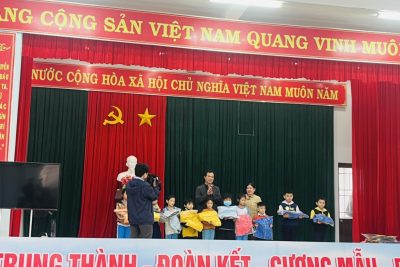 TRAO QUÀ TẾT CHO HỌC SINH CÓ HOÀN CẢNH KHÓ KHĂN TRAO QUÀ TẾT CHO HỌC SINH CÓ HOÀN CẢNH KHÓ KHĂN