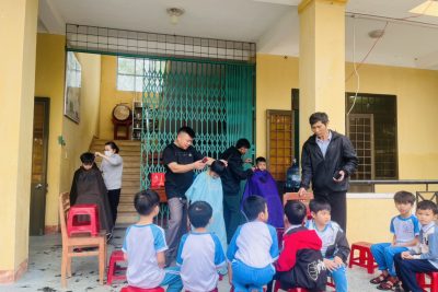 HỘI CỰU CHIẾN BINH TỔ CHỨC CẮT TÓC MIỄN PHÍ CHO HỌC SINH HỘI CỰU CHIẾN BINH TỔ CHỨC CẮT TÓC MIỄN PHÍ CHO HỌC SINH