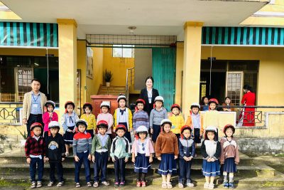 TRAO MŨ BẢO HIỂM CHO HỌC SINH KHỐI 1 TRAO MŨ BẢO HIỂM CHO HỌC SINH KHỐI 1