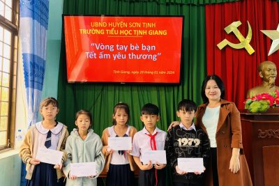TRAO QUÀ TẾT CHO HỌC SINH CÓ HOÀN CẢNH KHÓ KHĂN TRAO QUÀ TẾT CHO HỌC SINH CÓ HOÀN CẢNH KHÓ KHĂN