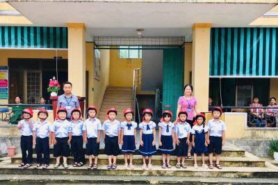 TRAO MŨ BẢO HIỂM CHO HỌC SINH LỚP 1 TRAO MŨ BẢO HIỂM CHO HỌC SINH LỚP 1