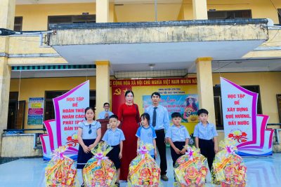 TRAO QUA TẾT CHO HỌC SINH KHÓ KHĂN TRAO QUA TẾT CHO HỌC SINH KHÓ KHĂN